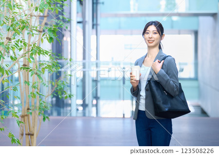 上班途中的商界女性。 123508226