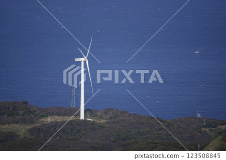 從觀景台用長焦鏡頭拍攝的龍飛岬風力渦輪機 123508845