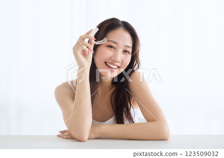 帶吹嘴矯正的女性 帶吹嘴矯正的女性 123509032