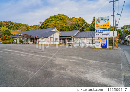 A view of the parking lot for tourist buses at Kasui-sai Temple in Fukuroi City (Shizuoka Prefecture) A view of the parking lot for tourist buses at Kasui-sai Temple in Fukuroi City (Shizuoka Prefecture) 123509347