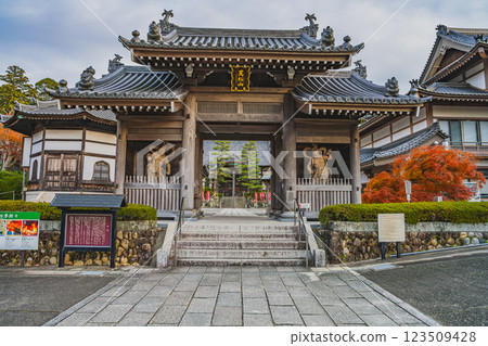 The mountain gate of Kasui-sai temple in Fukuroi city and autumn leaves (Shizuoka prefecture) The mountain gate of Kasui-sai temple in Fukuroi city and autumn leaves (Shizuoka prefecture) 123509428