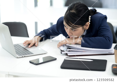 young businesswoman Wearing a suit bending over the table young businesswoman Wearing a suit bending over the table 123509582