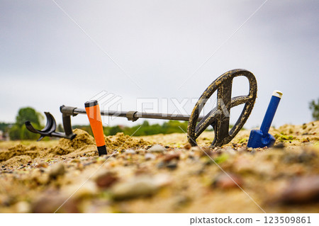 Metal detector with accessories on beach Metal detector with accessories on beach 123509861