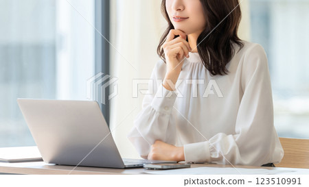 在辦公桌前工作的女性/女商人 123510991