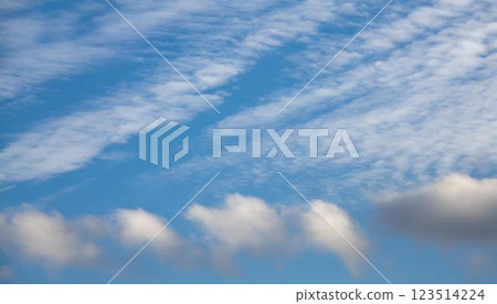 明亮的藍天和柔軟的雲彩 123514224