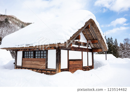 【前澤曲屋村】午後的雪景山村 123514482