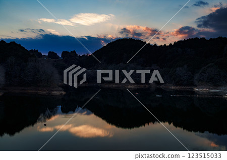 氣溫回升,奈良布目水壩開始有春天的氣息。 氣溫回升,奈良布目水壩開始有春天的氣息。 123515033