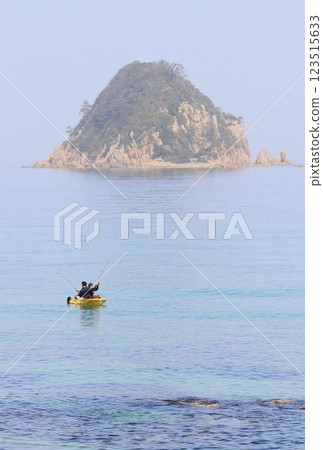 Man in rowing boat 123515633