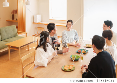 男人和女人在家聚會 123516034