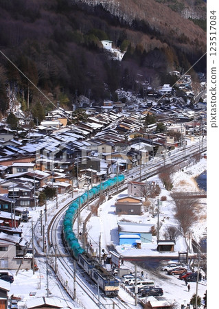 A freight train of EF64 type runs through the snow-covered streets of Narai-juku, a spectacular sight. Photo taken on February 10, 2025 123517084