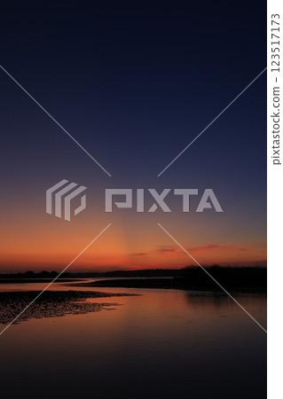 Morning glow reflected on the water surface 123517173