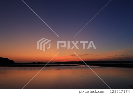 晨光反映在水面上 晨光反映在水面上 123517174