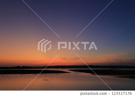 晨光反映在水面上 晨光反映在水面上 123517176