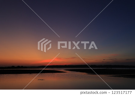 晨光反映在水面上 123517177