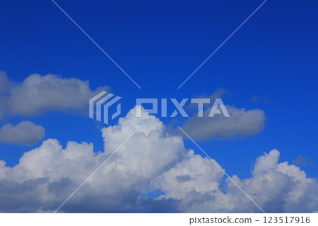 漂浮在藍天上的雲彩 漂浮在藍天上的雲彩 123517916