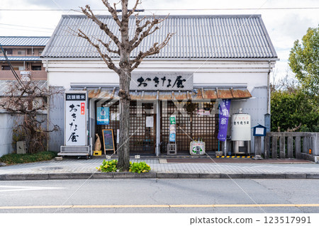 Yokooji, Fushimi-ku, Kyoto City, Tomio, Kitagawa Honke, a direct-operated shop of the sake brewery, Okinaya 123517991