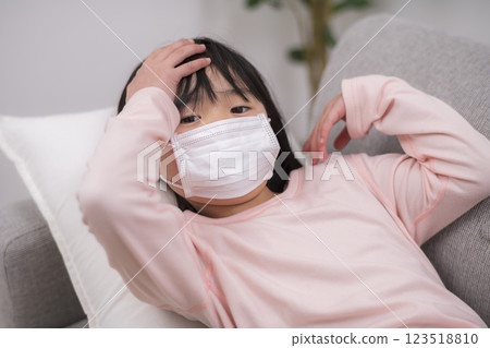 戴著醫用口罩的小學生 123518810