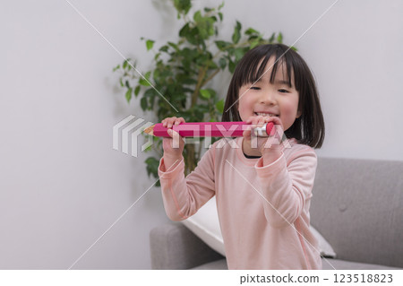 一個充滿動力和學習的女孩 一個充滿動力和學習的女孩 123518823