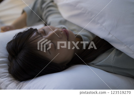 A young woman sleeping in bed 123519270