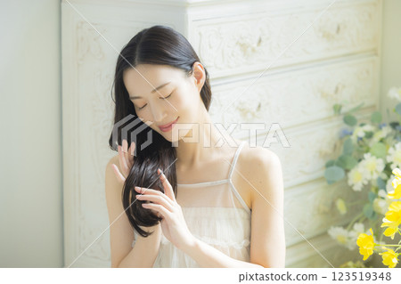 年輕女子，頭髮護理圖像 123519348