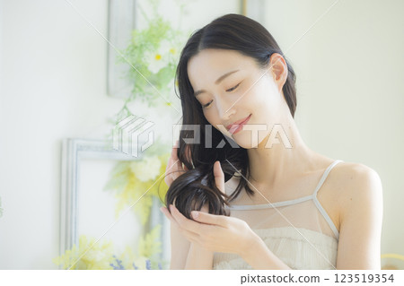年輕女子，頭髮護理圖像 123519354