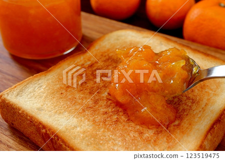 將橘子醬塗在麵包上 123519475