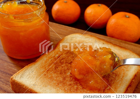 將橘子醬塗在麵包上 123519476