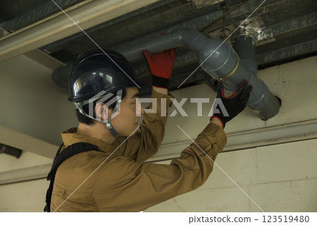 一名男子在建築地盤工作 123519480