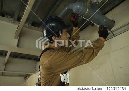 A man working at a construction site 123519484