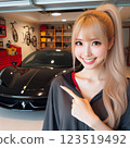 日本女人指著豪華車 123519492