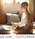 正在冥想的日本女性 123519494