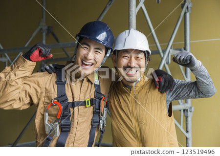 A man working at a construction site 123519496