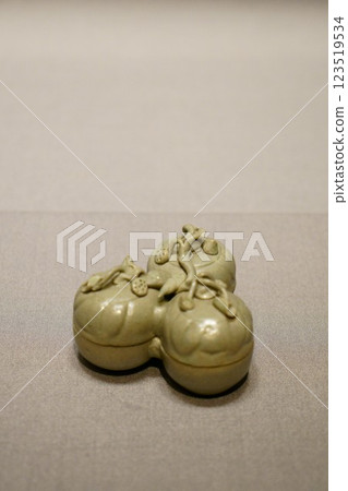7653 Celadon lotus-shaped triplet 7653 Celadon lotus-shaped triplet 123519534