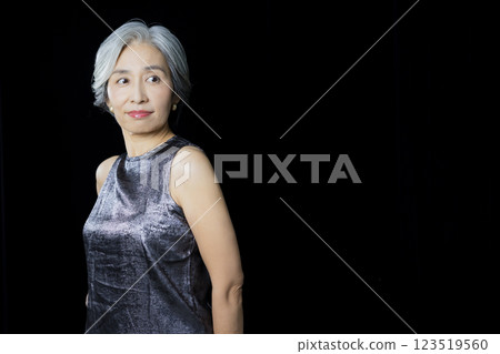 A woman with gray hair 123519560