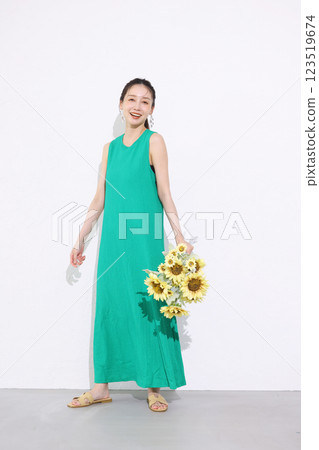 微笑的女人拿著一束向日葵 123519674