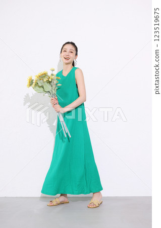 微笑的女人拿著一束向日葵 123519675