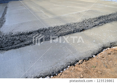 住宅基礎工程:澆築後的廢棄混凝土 住宅基礎工程:澆築後的廢棄混凝土 123519861