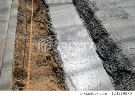 住宅基礎工程：澆築後的廢棄混凝土 123519870