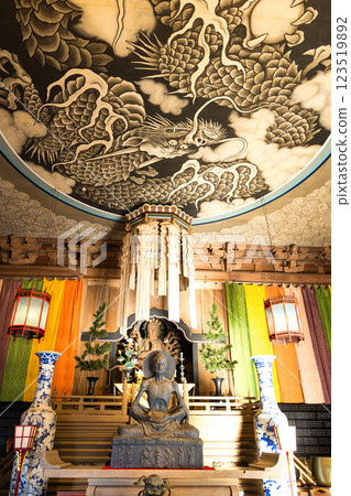 Kamakura: Statue of Shaka asceticism and cloud dragon in the lecture hall of Kencho Kokukoku Zenji Temple 123519892