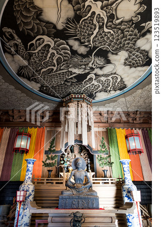 Kamakura: Statue of Shaka asceticism and cloud dragon in the lecture hall of Kencho Kokukoku Zenji Temple 123519893