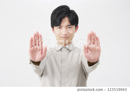 Male, prohibited pose, 20s, white background 123519943