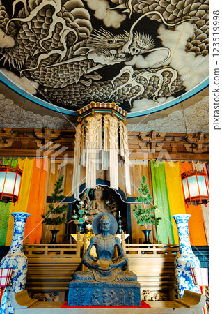 Kamakura: Statue of Shaka asceticism and cloud dragon in the lecture hall of Kencho Kokukoku Zenji Temple 123519998