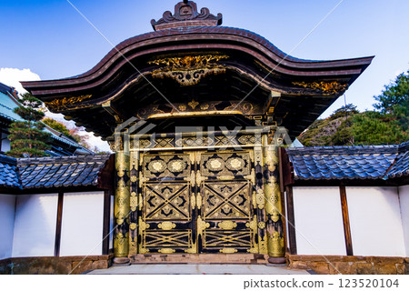 Kamakura: Karamon Gate of Kencho Kokukoku Zenji Temple 123520104