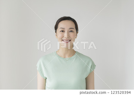 一個微笑著看著相機的女人 一個微笑著看著相機的女人 123520394