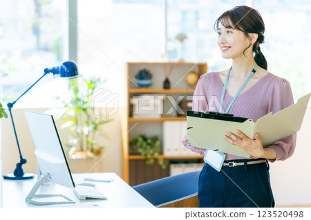 在辦公室工作的女商人 123520498