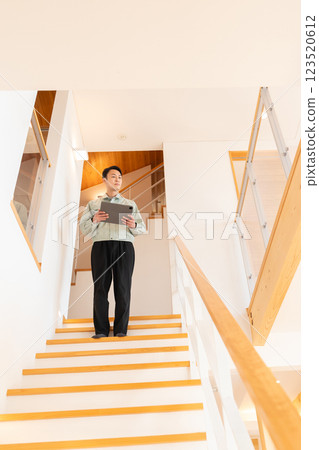 建築工人檢查房屋內部 123520612