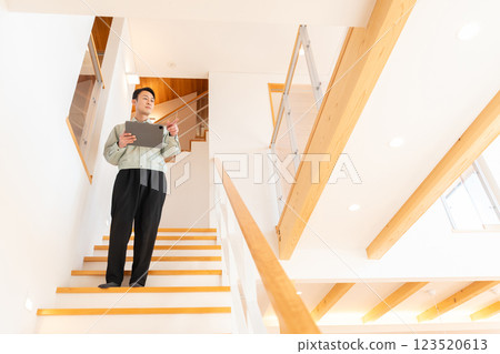 建築工人檢查房屋內部 123520613