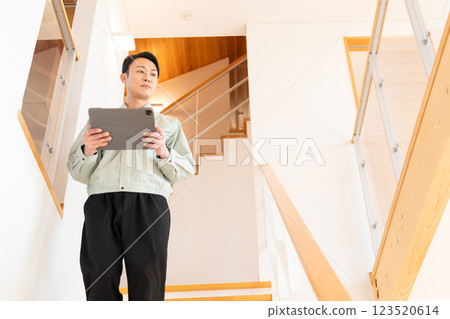 建築工人檢查房屋內部 123520614