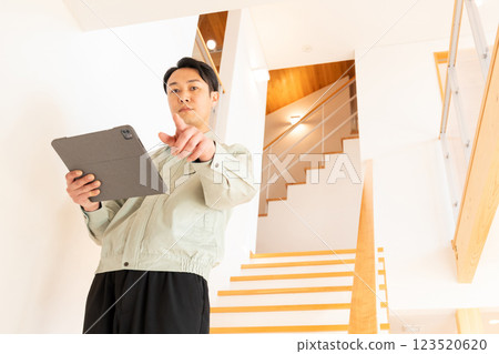 建築工人檢查房屋內部 123520620