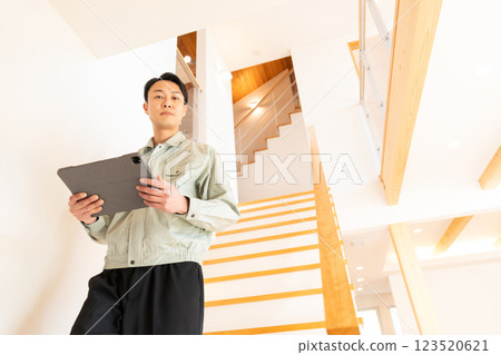 建築工人檢查房屋內部 123520621